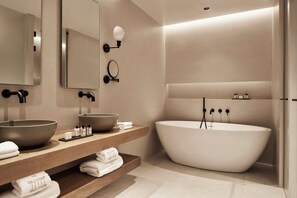 Riviera Suite, Sea View | Badeværelse | Hårtørrer, badekåber, hjemmesko, håndklæder
