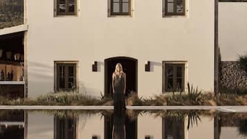 Een seizoensgebonden buitenzwembad en parasols bij het zwembad