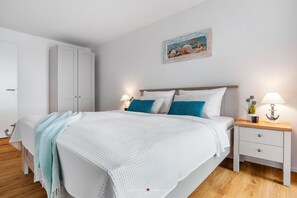 2 Schlafzimmer, Schreibtisch, Bügeleisen/Bügelbrett, Reisekinderbett