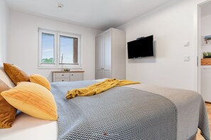 2 bedrooms, desk, iron/ironing board, travel crib