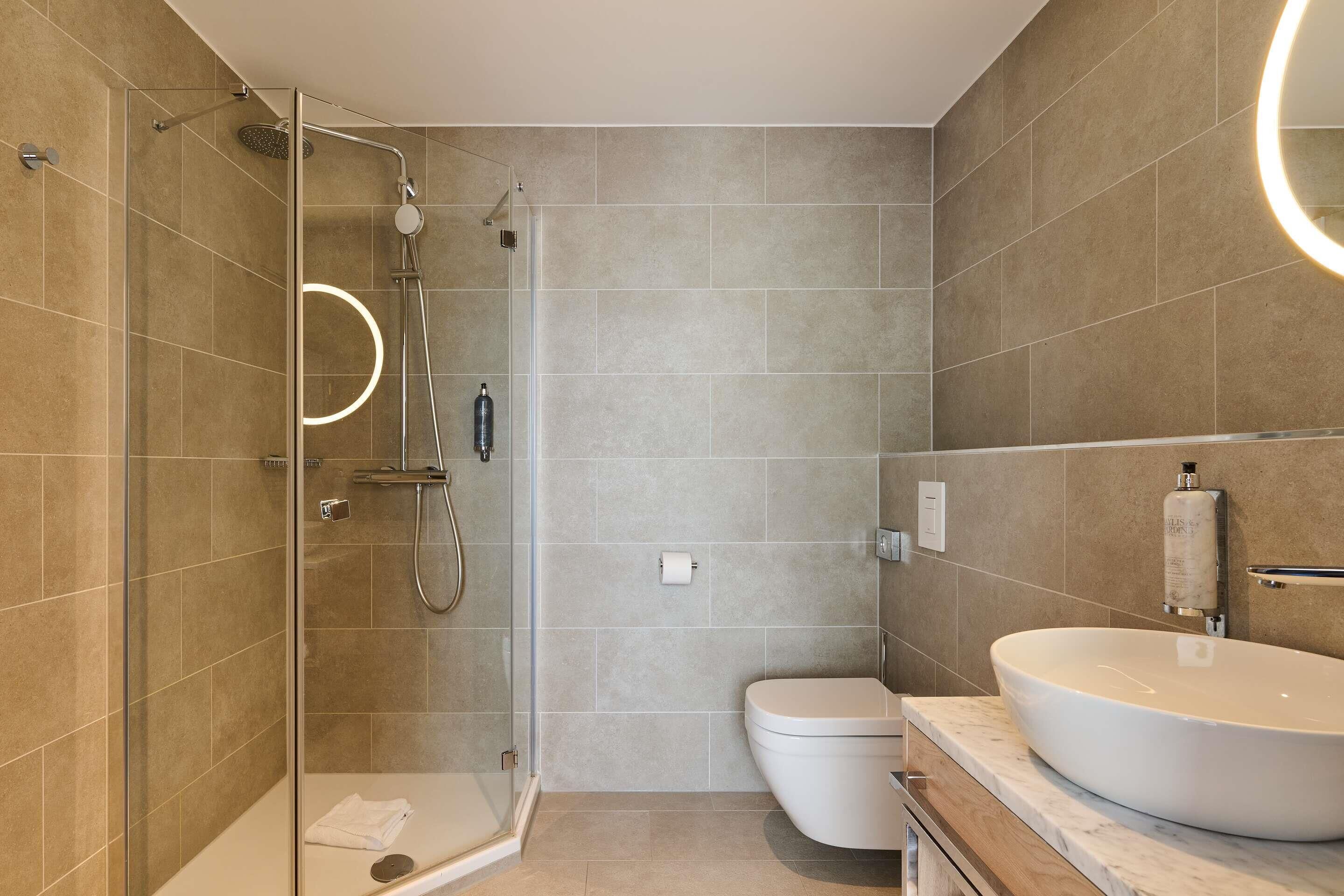 Standard-Dreibettzimmer | Badezimmer | Kostenlose Toilettenartikel, Haartrockner, Handtücher, Seife