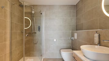 Standard-Dreibettzimmer | Badezimmer | Kostenlose Toilettenartikel, Haartrockner, Handtücher, Seife