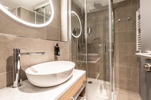 Free toiletries, hair dryer, towels, soap - Premier Inn Saarbrücken City Centre (Saarbrucken)