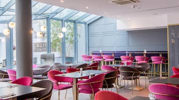 Se ofrece un desayuno bufé todos los días (17.9 EUR por persona)