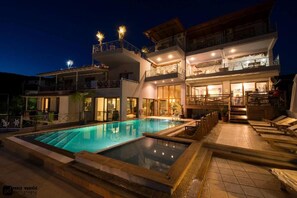 En säsongsöppen utomhuspool