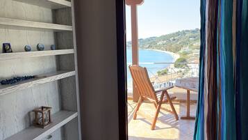 Deluxe Room, Sea View | 1 bedroom, minibar, individually decorated, individually furnished