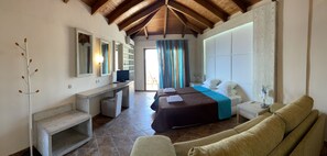 Habitación Deluxe, vista al mar | Minibar, decoración personalizada, muebles diferentes y escritorio 