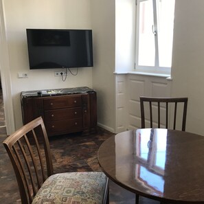 Dining - Modern apartment in a renovated 18th century historic landmark (Rhodt unter Rietburg)