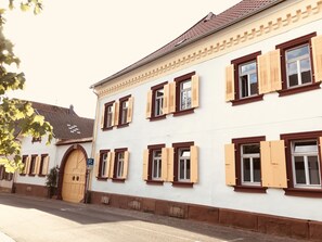 Exterior - Modern apartment in a renovated 18th century historic landmark (Rhodt unter Rietburg)