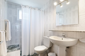 Bungalow | Salle de bain | Douche, sĂšche-cheveux