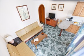 Basic Bungalow | Living area | 26-inch flat-screen TV with digital channels, TV