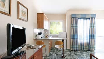 Bungalow básico | Cocina básica privada | Frigorífico grande, placa de cocina, hervidor eléctrico y tostadora