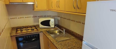 KĂŒhlschrank, Mikrowelle, Ofen, Wasserkocher mit Kaffee-/Teezubehör