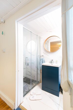 Regadera y papel de baño