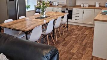 House, 5 Bedrooms (2 bedrooms in separate annex) | Private kitchen | Fridge, cookware/dishes/utensils