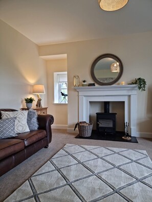 House, 5 Bedrooms (2 bedrooms in separate annex) | Ruang tamu | TV 