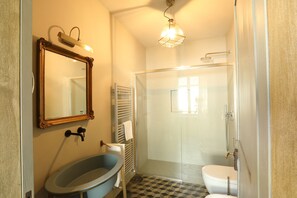 Een douche, een haardroger, een bidet, handdoeken
