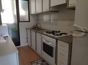 Réfrigérateur, micro-ondes, four, cafetière/bouilloire