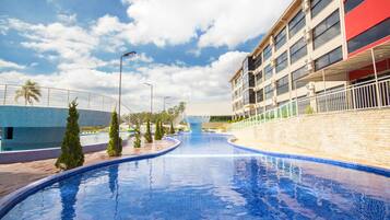 Piscina interna, piscina externa, espreguiçadeiras