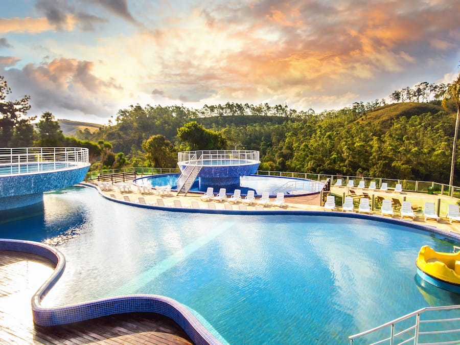 Una piscina techada, una piscina al aire libre
