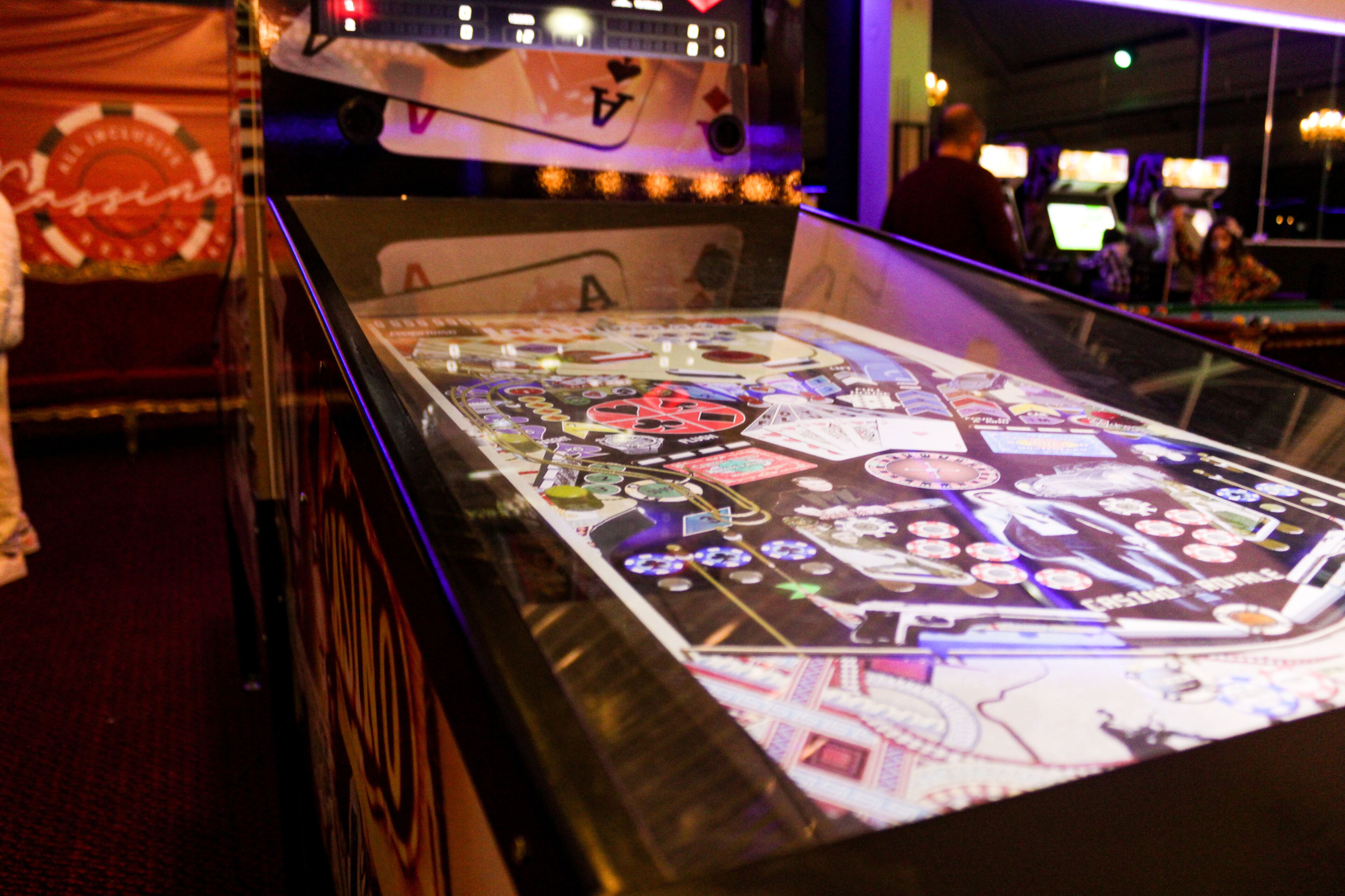 Máquina de slot com diversos símbolos de jogos e visor iluminado.