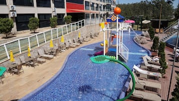 Piscina interna, piscina externa, espreguiçadeiras