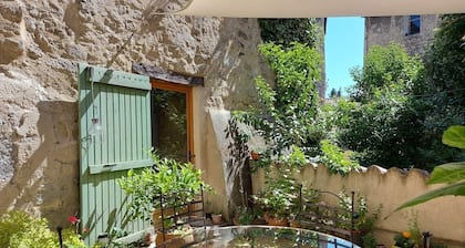 Charmant gßte en pierre, du 18Úme siÚcle, rafraßchissant en été, calm