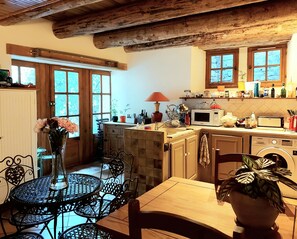 Jääkaappi, mikroaaltouuni, uuni, liesi