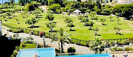 Una piscina al aire libre