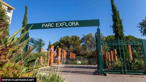 Ein begrenzter Zugang, beschriftet mit 'PARC EXFLORA', mit einem deutlichen Weg hindurch.