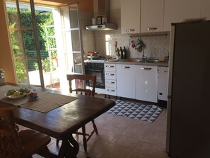 Frigorifero, microonde, forno, piano cottura