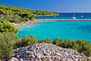 Rannalla, aurinkotuoleja