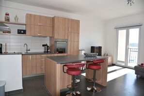 Geladeira, fogão, cooktop, cafeteira/chaleira