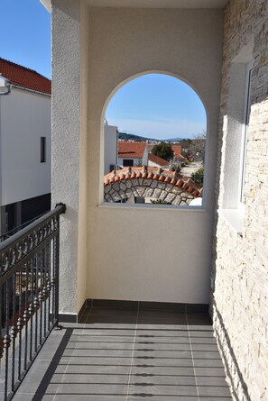 Property grounds - Villa Pina TOP****Apartment Nicos at the see 2-4 persons (Tisno)