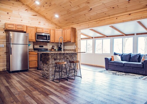 Cozy Mountain Cabin near Ohiopyle, Hot-Tub