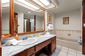 Douche, sèche-cheveux, serviettes fournies