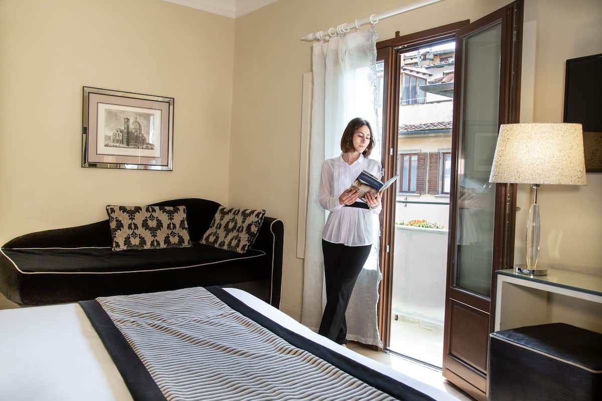 Kamar Triple Premium | Minibar, brankas, meja kerja, dan ruang kerja ramah laptop
