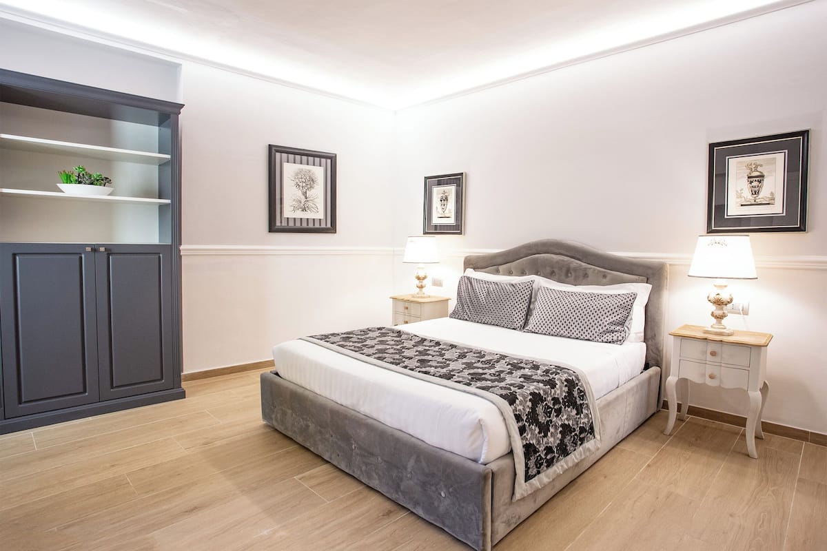 Studio Suite Comfort (Maisonette) | Minibar, brankas, meja kerja, dan ruang kerja ramah laptop
