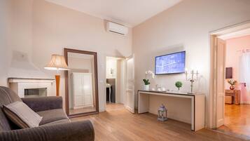 Deluxe Studio Suite | Minibar, in-room safe, desk, laptop workspace