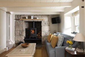 Luxury Cottage, Private Bathroom, River View | Lounge - Navas Nook LLP (Falmouth)