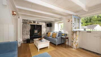 Luxury Cottage, Private Bathroom, River View | Lounge