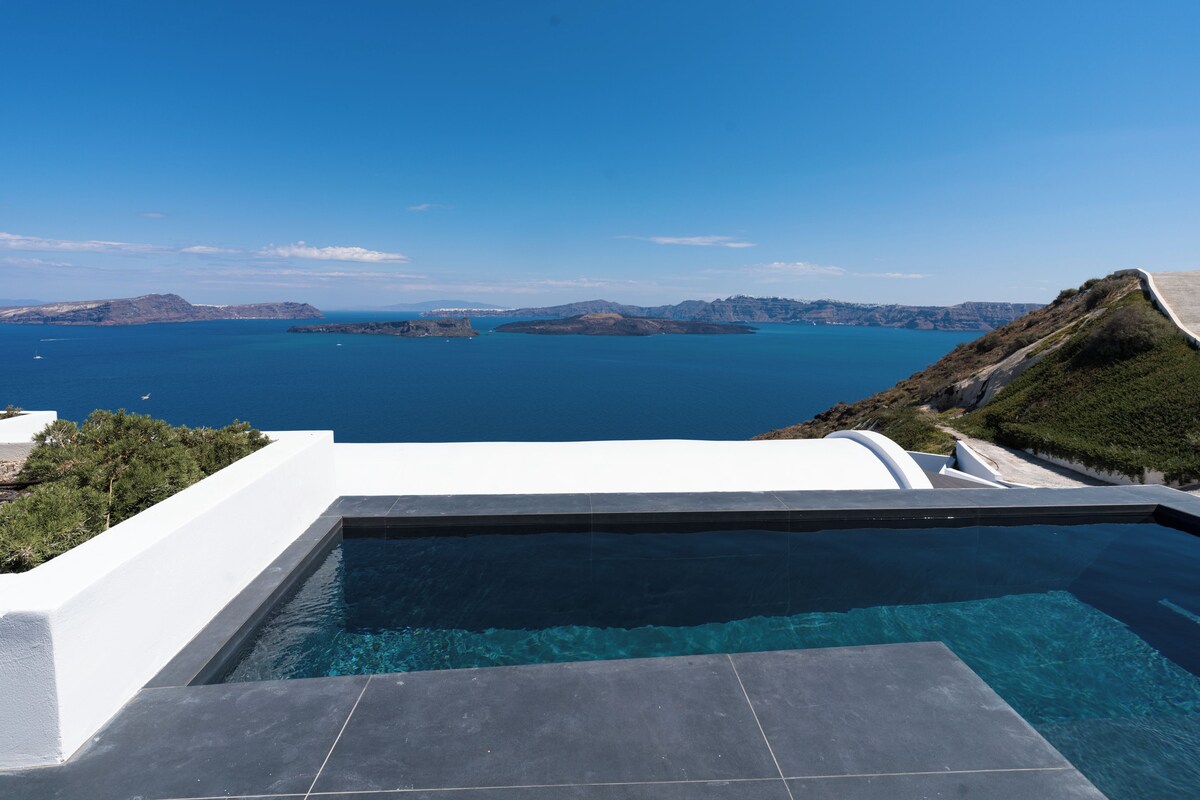 Una piscina con vistas al mar y a las islas.