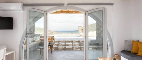 Sea View Suite With Jetted Mini Pool | Área de sala de estar | Smart TV