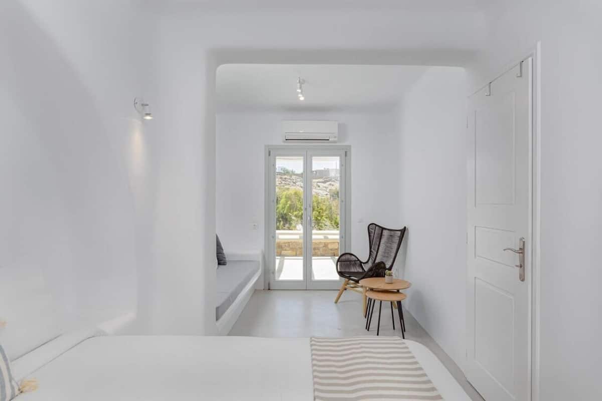 Two bedroom Suite by Koumi Homes Mykonos | 2 sovrum, mörkläggningsgardiner, gratis wi-fi och sängkläder