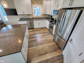 Réfrigérateur, micro-ondes, plaque de cuisson, lave-vaisselle