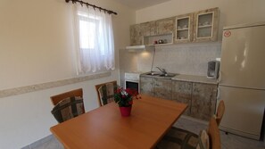 Fridge, oven, stovetop, coffee/tea maker