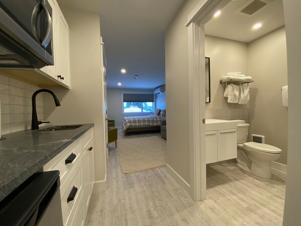 Regadera, secadora de cabello, toallas 