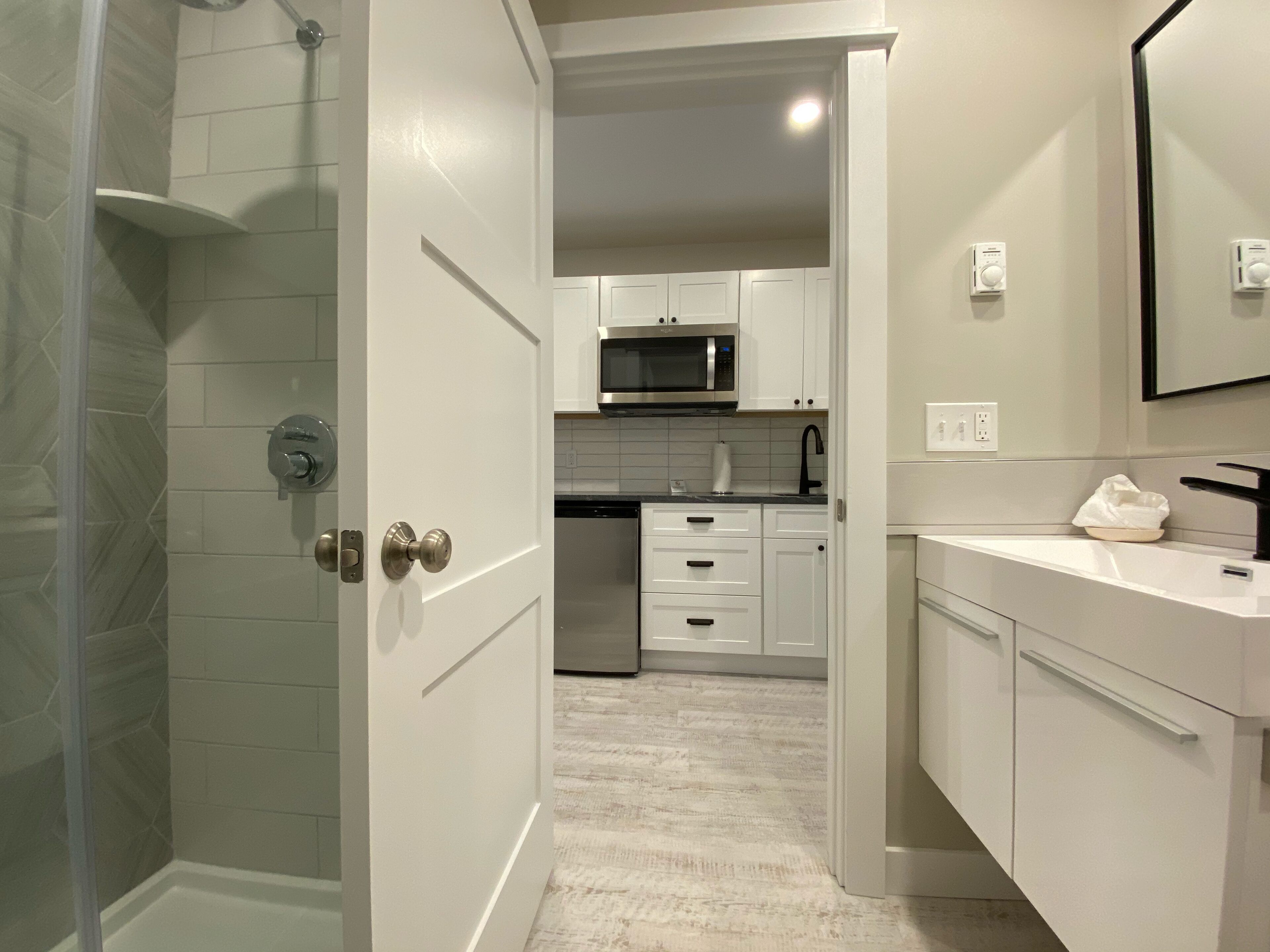 Refrigerador, microondas, horno y cafetera y tetera 