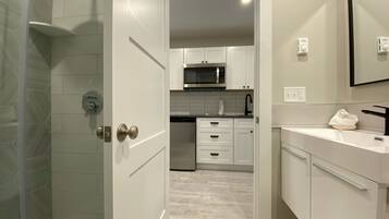 Refrigerador, microondas, horno y cafetera y tetera