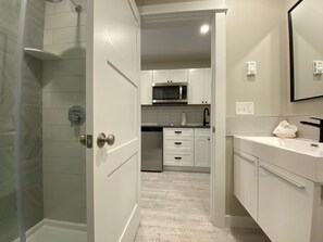 Fridge, microwave, oven, coffee/tea maker